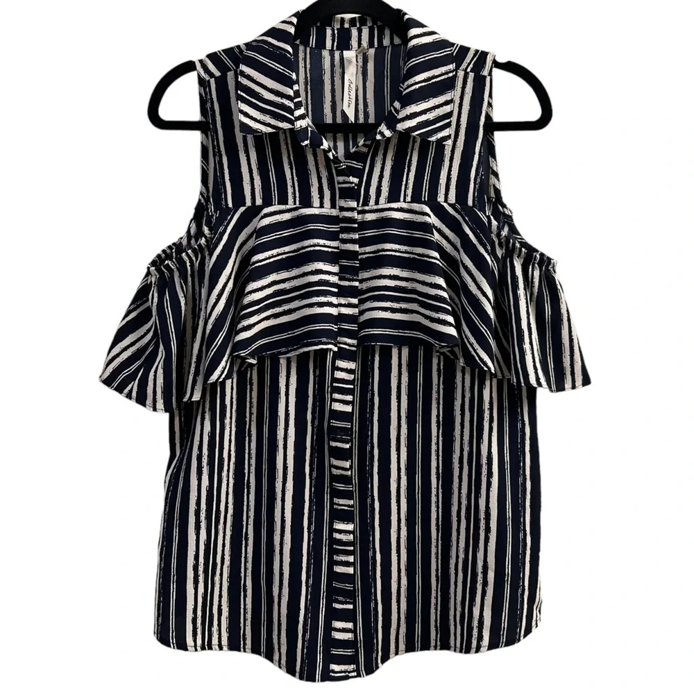 Super SUPER cute cut-out top! - Picture 2 of 5